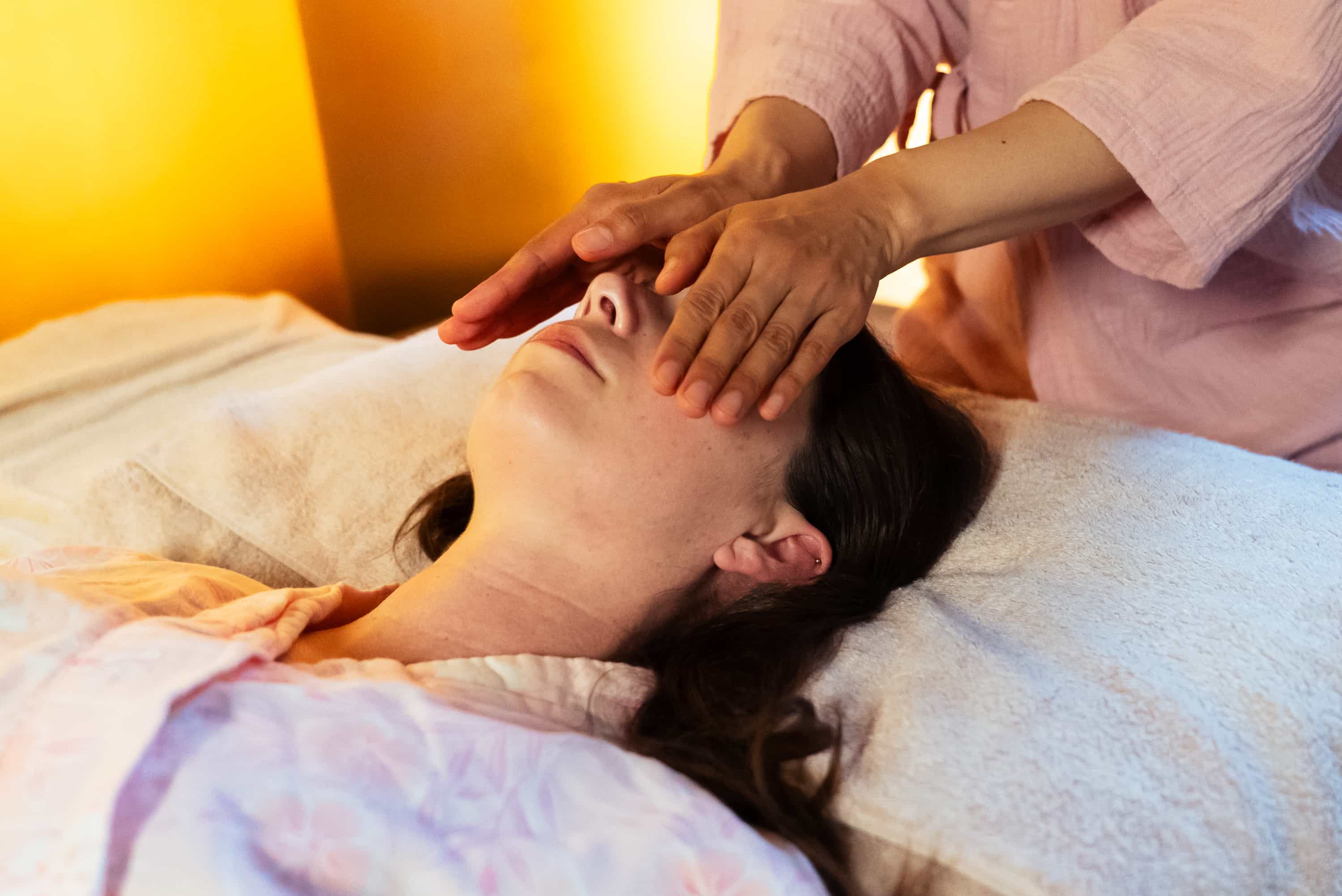 Osaka: Japanese Reiki Healing ＆Aroma Massage at the Temple