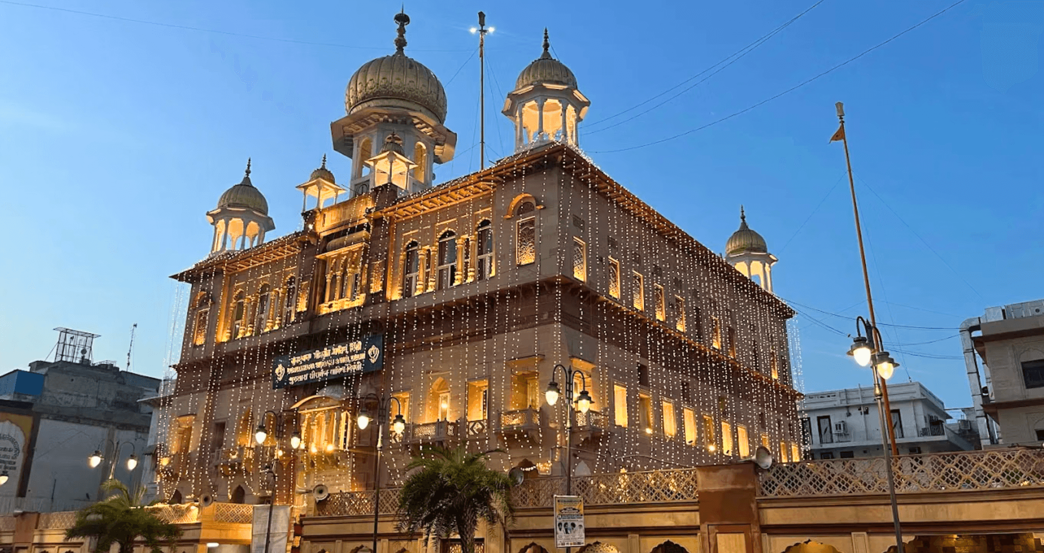 Old Delhi: Cultural Walking Tour with Local Snacks 