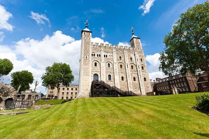 Explore Over 30 Prime London Locations with a Handy App