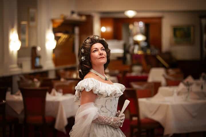 Sisi Dinner Living history