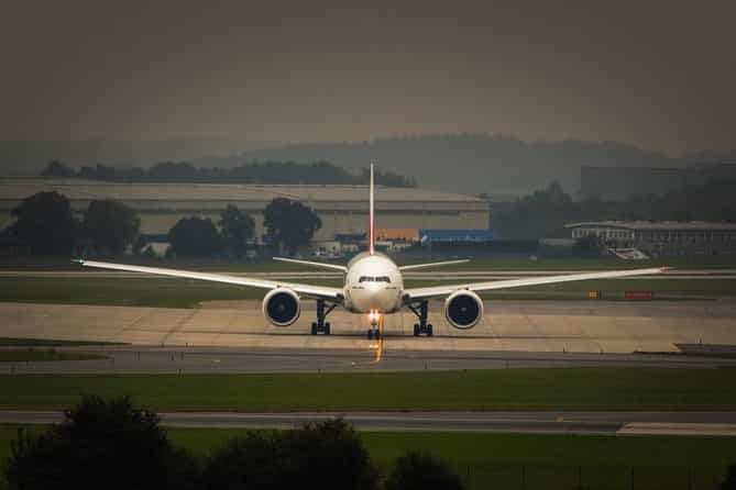 Private Transfer: Heathrow Airport to Gatwick Airport Arrival or Departure Transfer