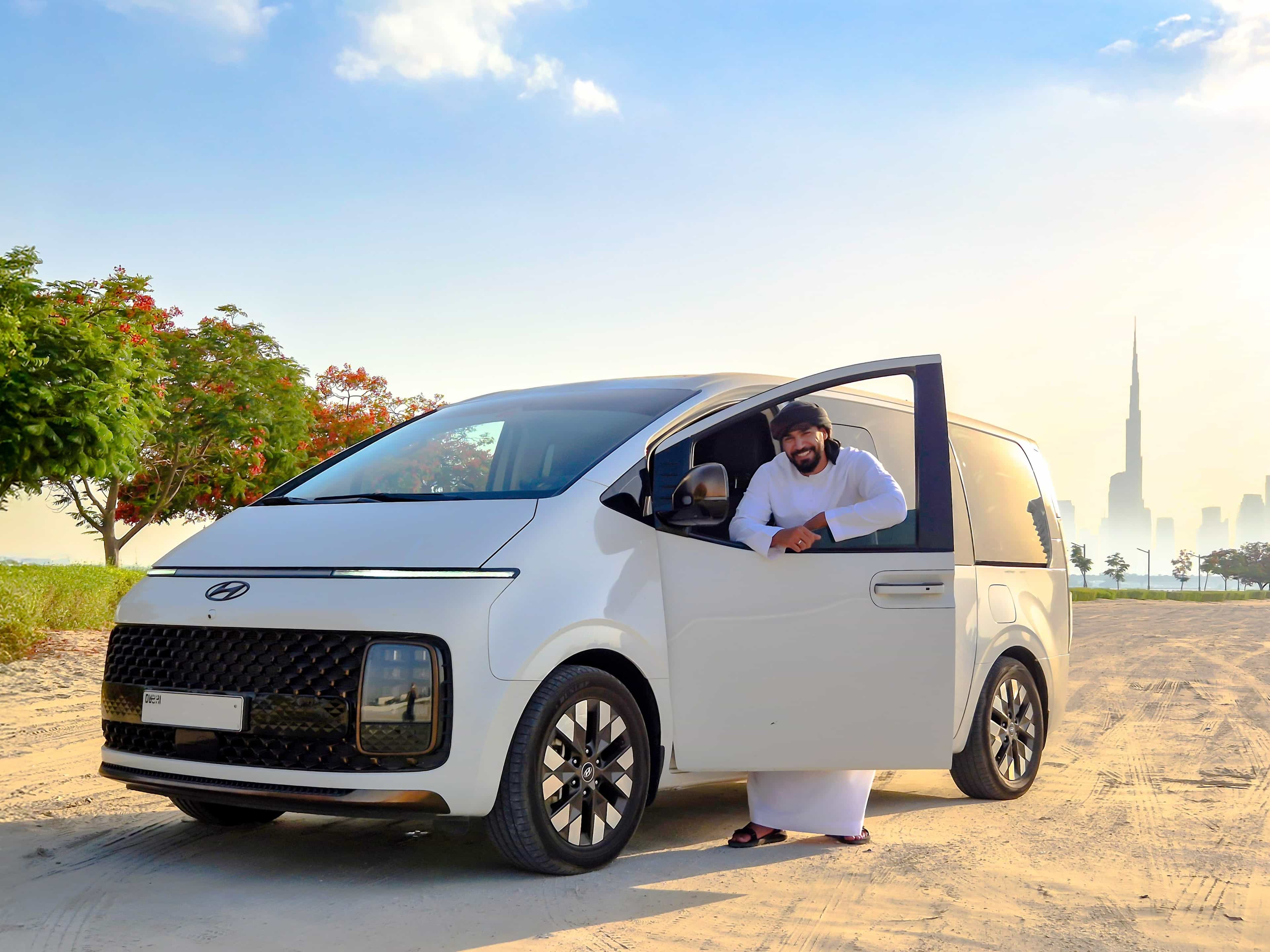 Dubai/Abu Dhabi: Private Transfer Service with tour guide