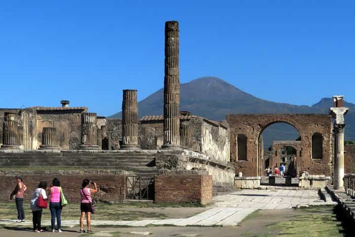 [SHARED] From Naples - Pompeii and Mount Vesuvius Tour with lunch or wine tasting option