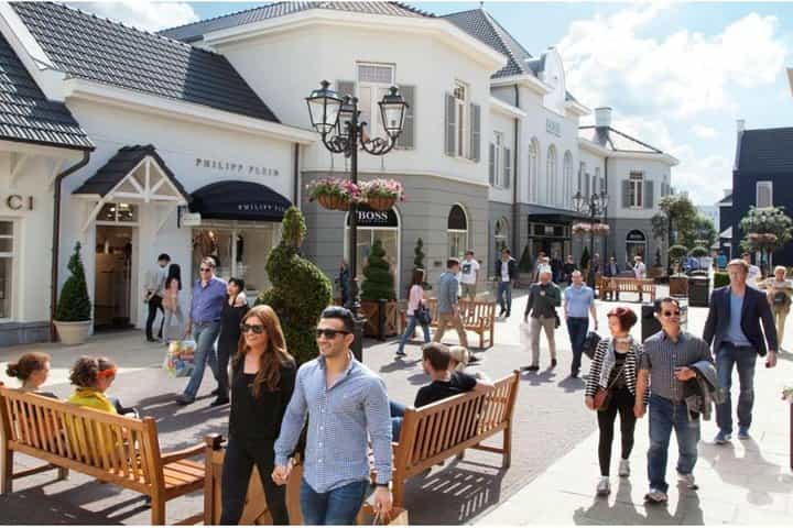 private Transfer to Outlet Roermond by luxury car from Brussels Roundtrip