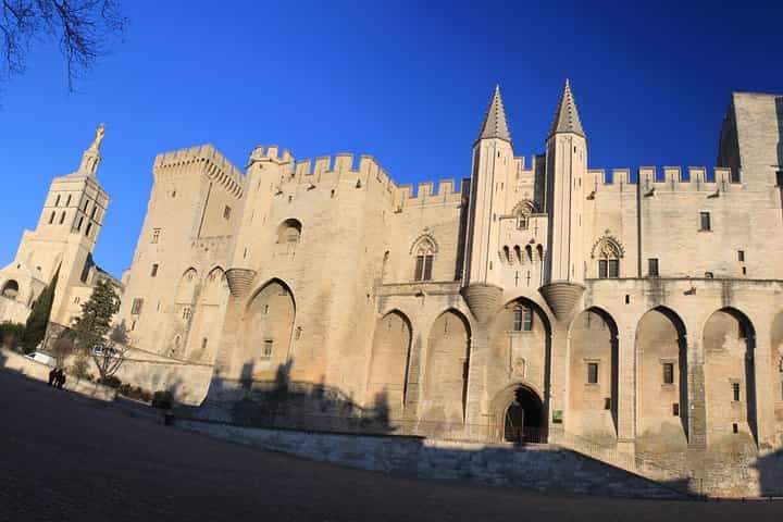 Private Avignon les baux de provence and Saint Remy de provence Full Day Tour