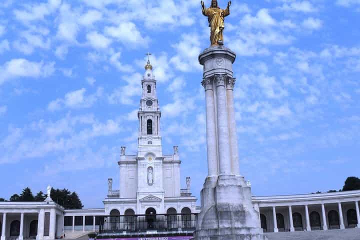 Private Full Day Tour To Fatima, Batalha, Nazaré and Óbidos