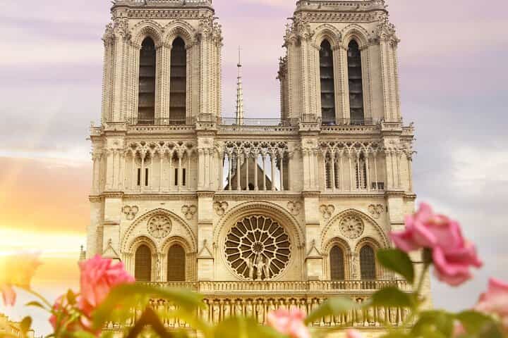 Paris Scavenger Hunt & Highlights Self-Guided Walking Tour