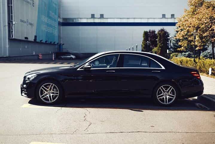 Private Transfer: Lyon City to Lyon Airport LYS in Business Car