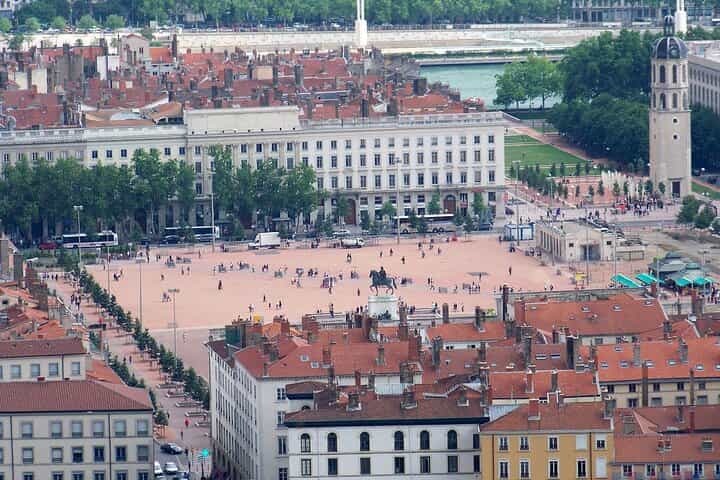 Private Transfer From Marseille To Lyon With a 2 Hour Stop
