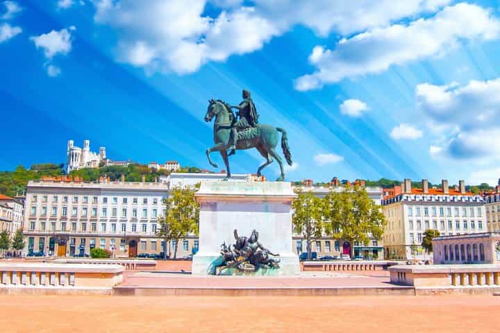 Private transfer from Geneva to Lyon, 2h of sightseeing stop