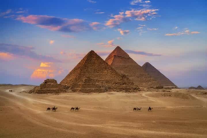 Private Tour to Giza Pyramids, Sphinx, Egyptian Museum with Local Lunch