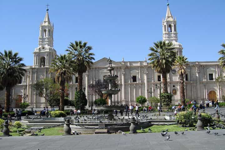 Walking Tour of Arequipa Including Santa Catalina Monastery