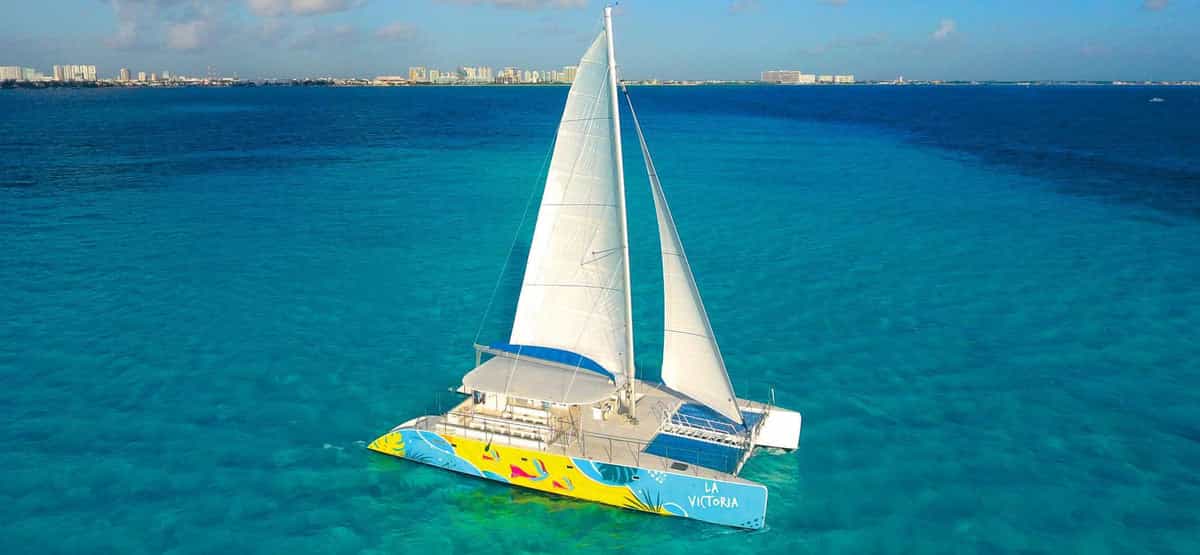 Aventura en catamarán a Isla Mujeres: snorkel, comida y transporte incluidos desde Cancun
