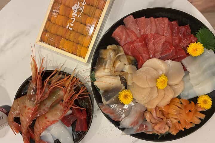 Tsukiji Market Fresh and Seasonal Japanese Delicacies Tour