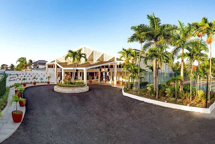 Private Airport Transfer to Royal Decameron Club Caribbean Resort