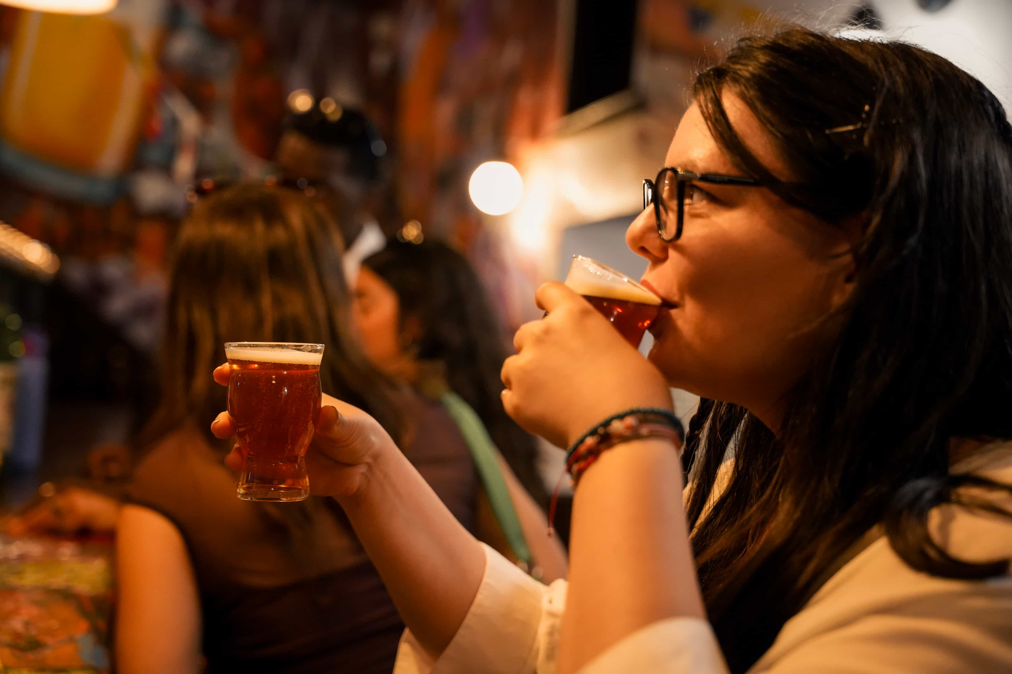 Barcelona: Beer Tasting with Drinks Included & Live Music