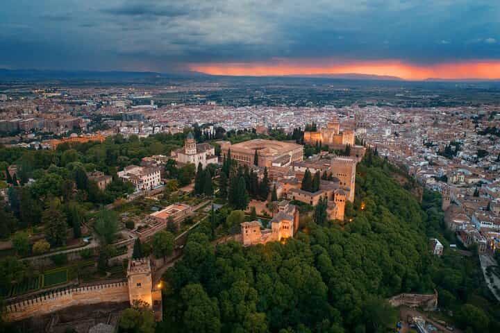 Alhambra with Nazaries Palaces Private Tour 