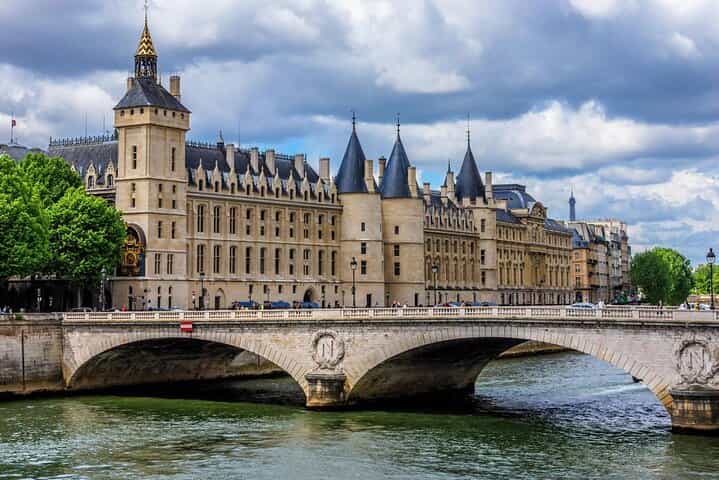 3in1 Notre Dame Tour plus Boat Cruise and Eiffel Tower History