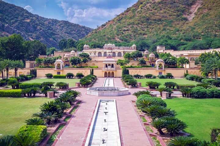 Colors of Jaipur: Sightseeing & Shopping Tour from Delhi