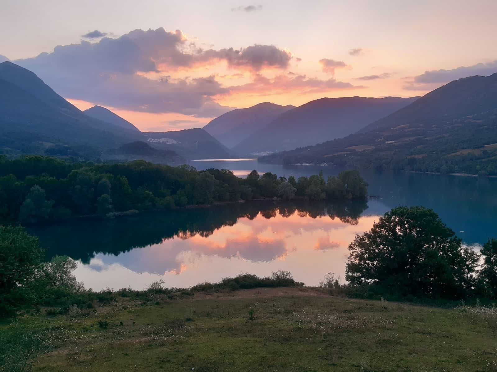 (3-Days) Wild Abruzzo Adventure with a Hostel Stay — Lakeside Stay, Hiking & Local Culture in Barrea National Park