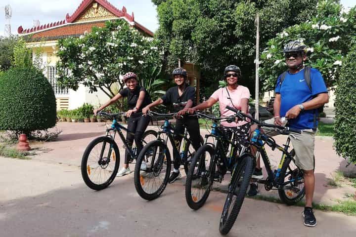 Angkor Temple Bike Tour by Local Guide from Siem Reap Included Lunch