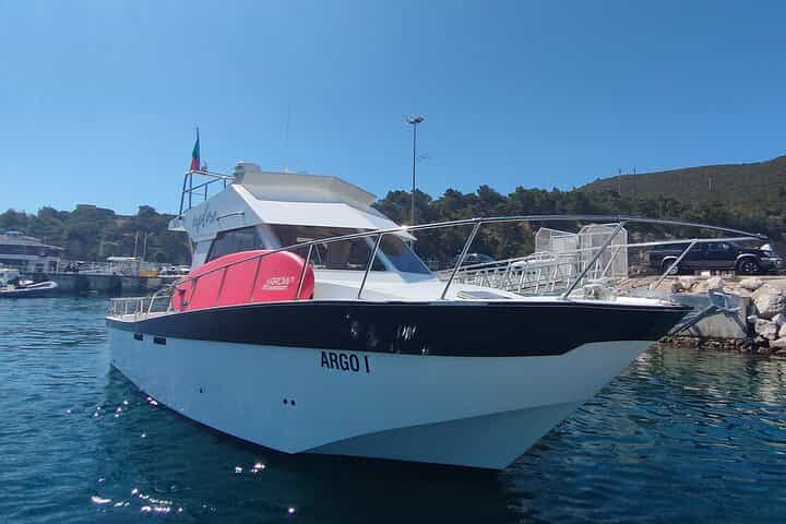 Sesimbra: Private Yacht tour in Arrábida Secret Beaches and Bays