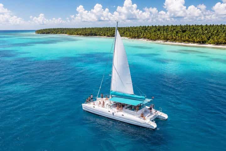 Saona Island Catamaran: Natural Pool, Starfish, Lunch & Bar