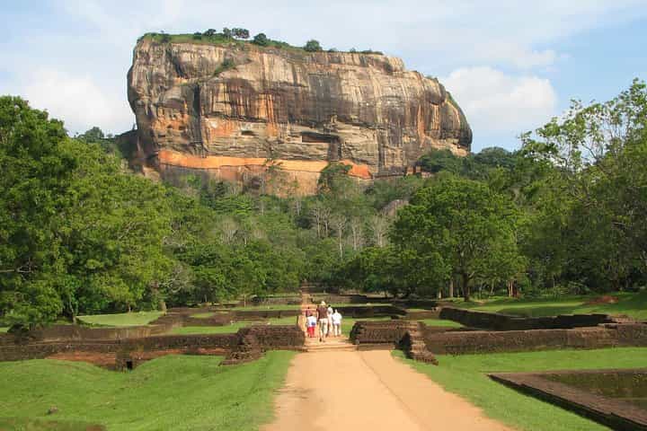 Sigiriya Rock Fortress and Dambulla Cave Day Tour From Negombo