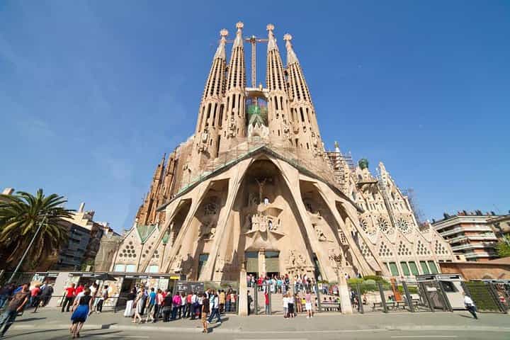 Barcelona Highlights Private Guided Tour with Hotel/Port Pick-up