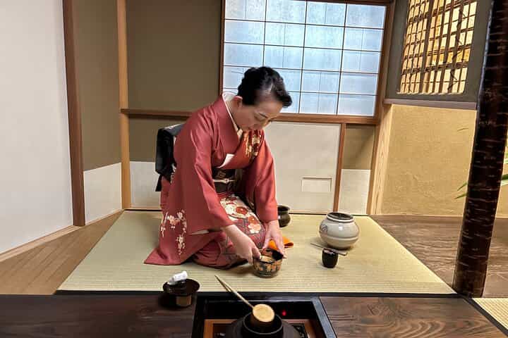 Sakura:Private tea ceremony in authentic tea room at local home