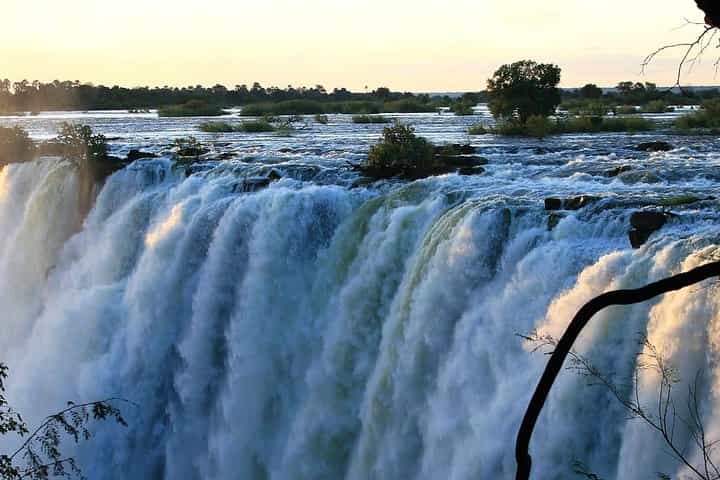 Victoria Falls and Zambezi Park 2-Day Tour with Accommodation