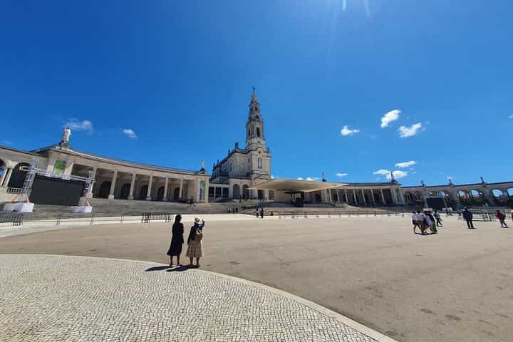 From Lisboa: Fátima, Batalha, Nazaré & Óbidos Private Tour