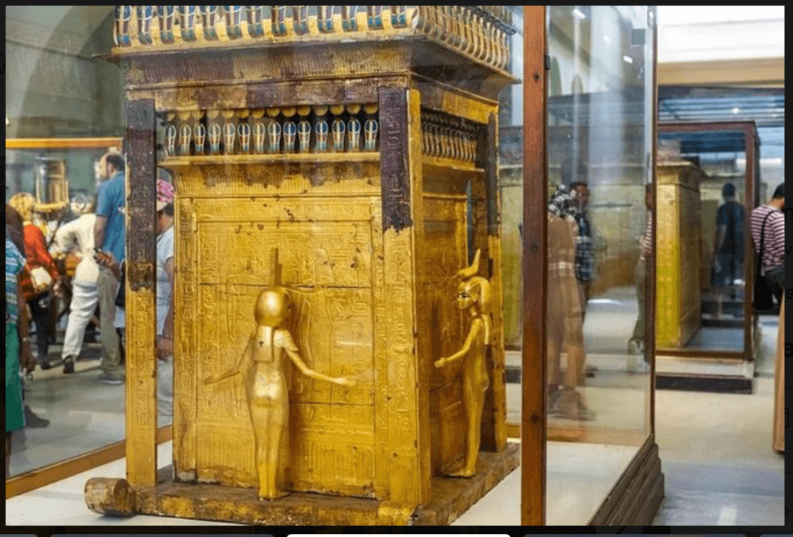 Full-Day Tour: Great Pyramids, Egyptian Museum, and Bazaar 