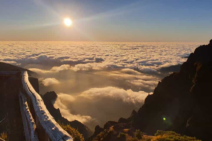 Sunrise in Areeiro Peak 