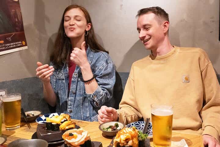 Tokyo: Shinjuku Bar Hopping & Night Walking Tour