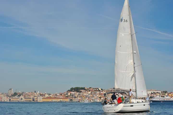 Lisbon Old town Sailng Cruise- 2h Small Group Tour, with a drink included