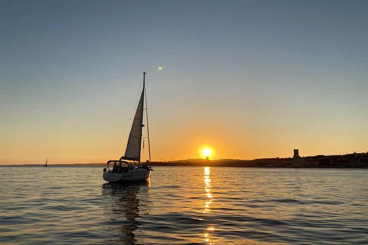 Lisbon Romantic Private 2h Sunset Cruise with sparkling wine