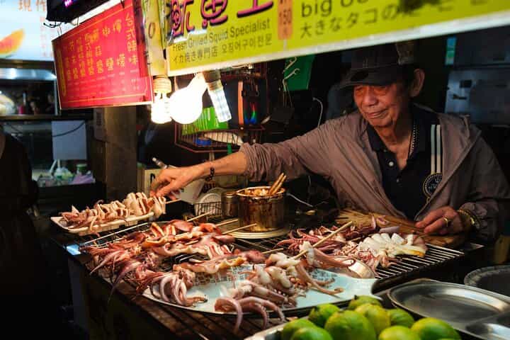 Taipei: Food Tour Local Market with 12+ tasters & Drinks Included