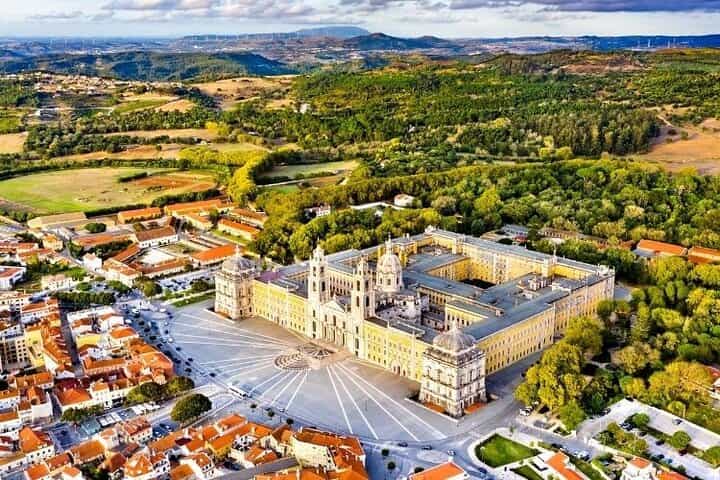 Between Palace and Sea - Mafra, Ericeira and Queluz Private Tour