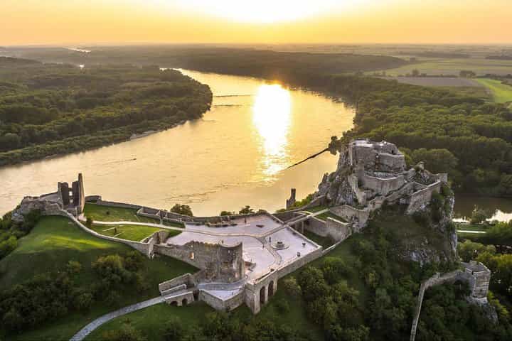 Private Grand City Tour in Bratislava with Devin Castle