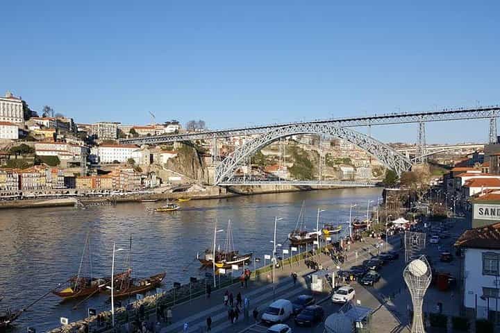 Half-day small group tour of Porto city with wine tasting