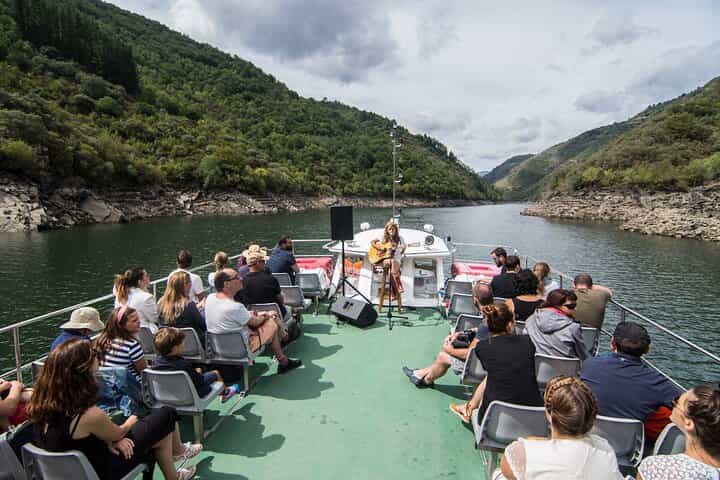 Tour from santaigo to Ribeira sacra with boat trip