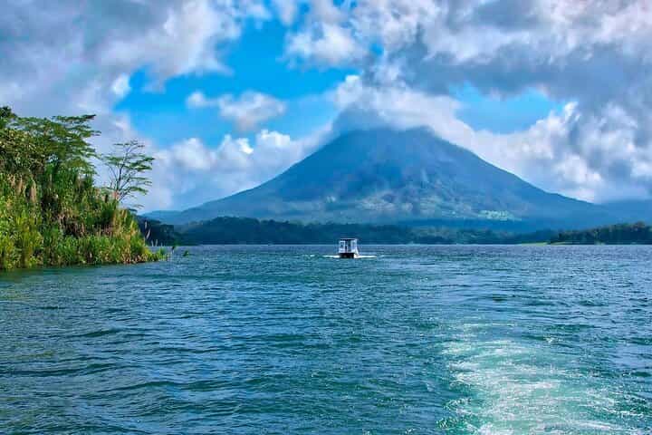 Lake Arenal Boat & Baldi Hot Springs Private Tour from San Jose