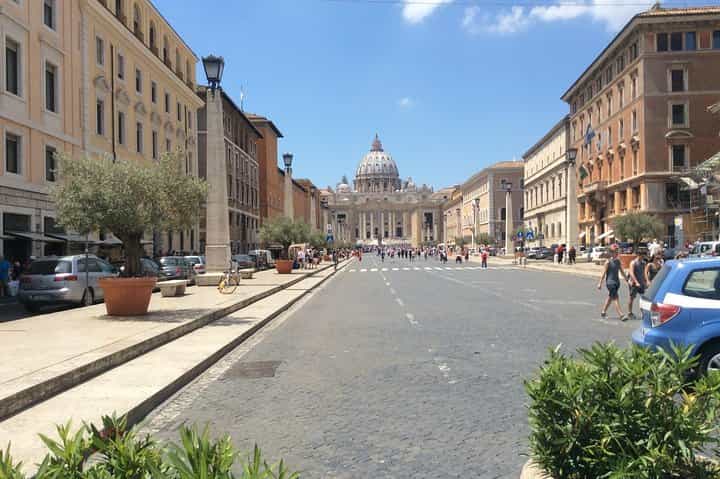 Vatican Museum surrounding walking food tour