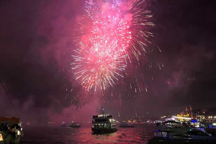 Istanbul Night Bosphorus Cruise Tour With Transfer and Dinner