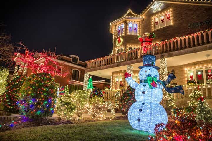 NYC: Dyker Heights Luxury Holiday Lights Tour & Hot Cocoa