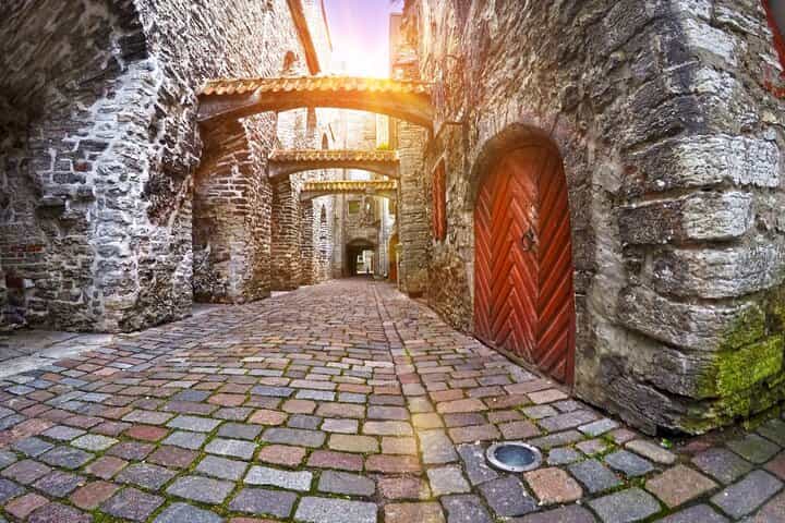 Tallinn Scavenger Hunt & Self-Guided Audio Walking Tour