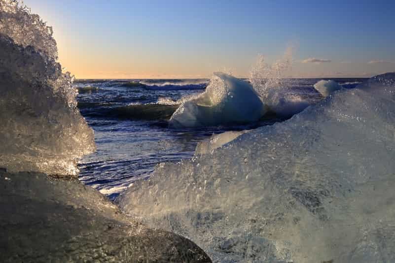 4-DAY SOUTH COAST & GOLDEN CIRCLE TOUR – ICE CAVE & NORTHERN LIGHTS