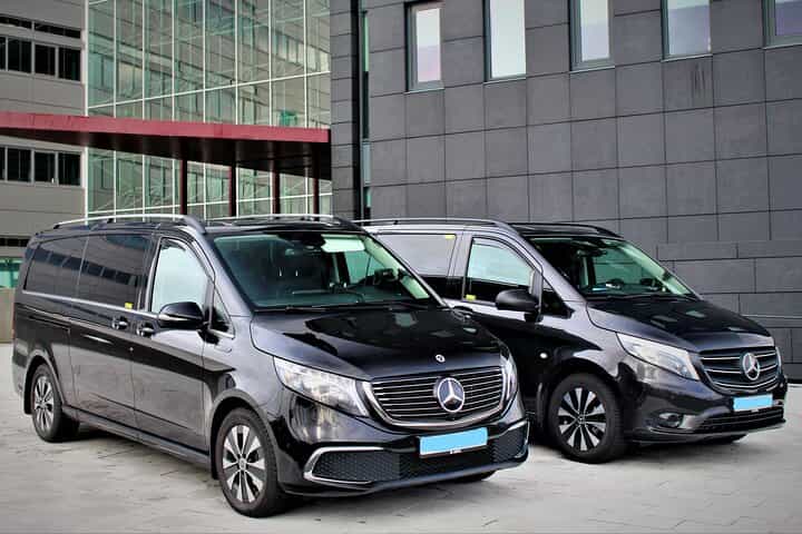 Private Keflavík Airport Round Trip Transfer