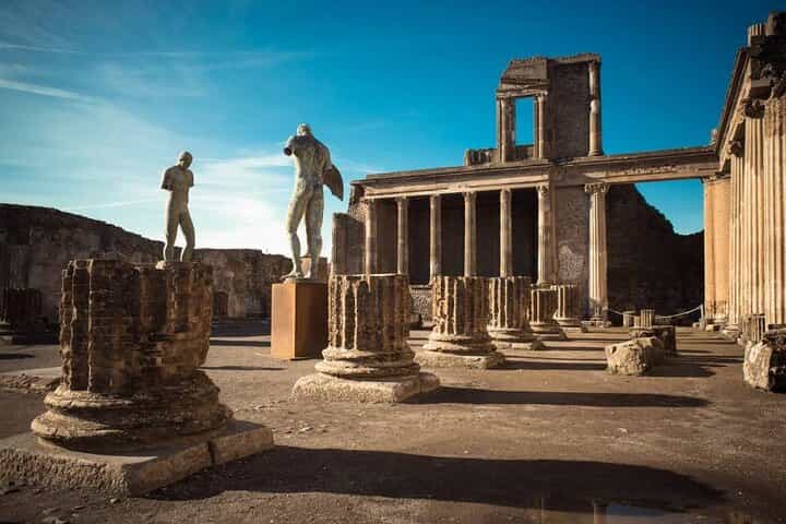 Pompeii and Naples with Street Food from Sorrento and Naples